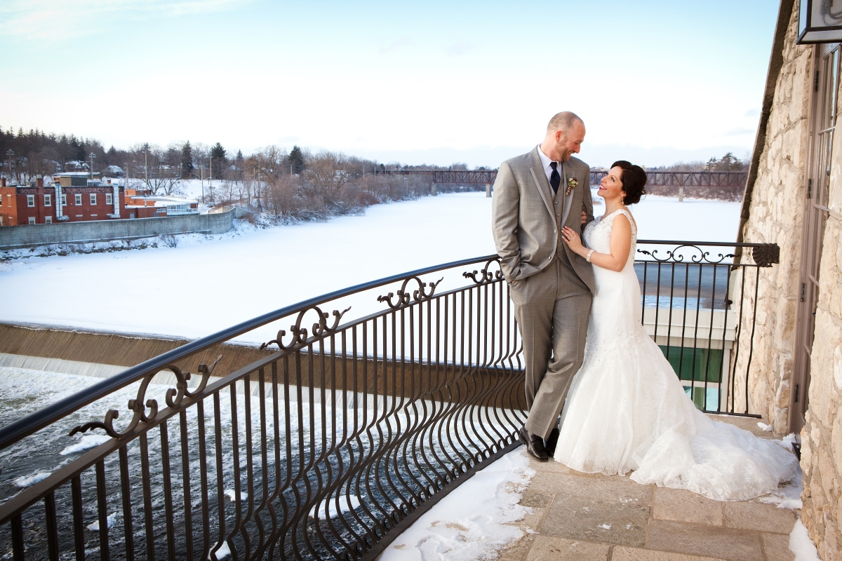 Niagara Outdoor Wedding Photos by Mirus Photography